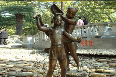 公园创意洗澡人物铜雕儿童雕塑